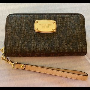 EUC Michael Kors Continental Wallet/Wristlet